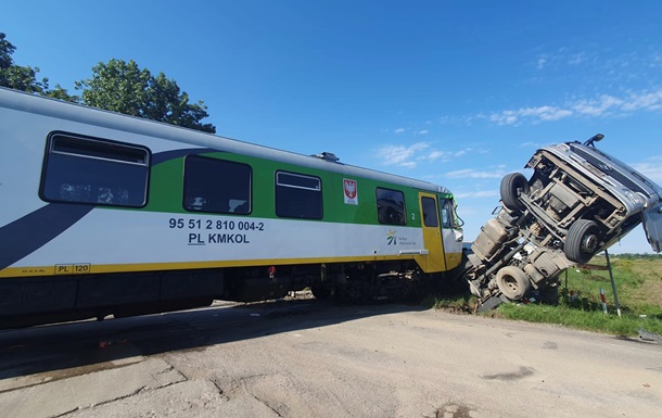 У Польщі вантажівка зіткнулася з потягом: понад 20 людей постраждали