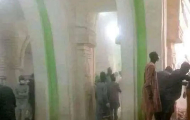 Mosque collapses in Nigeria with hundreds inside