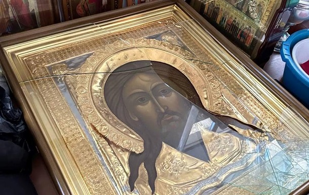В Киево-Печерской лавре мужчина разбил икону