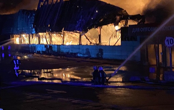 В результате удара по Одессе загорелся гипермаркет