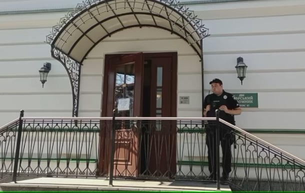 В Киеве полиция охраняет центральный вход в Нижнюю лавру