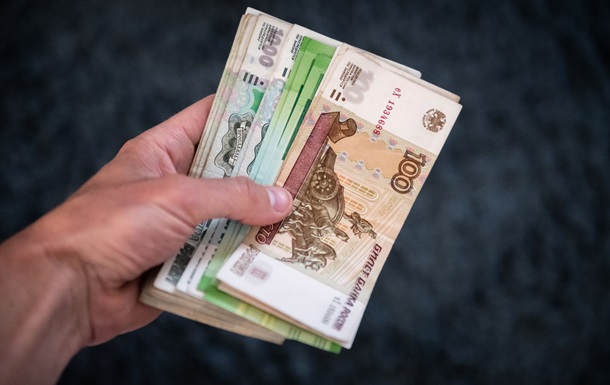 Российский рубль возобновил падение после резкого повышения ставки