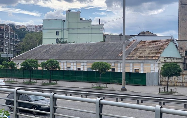 У Києві розпочали демонтаж даху історичної будівлі 