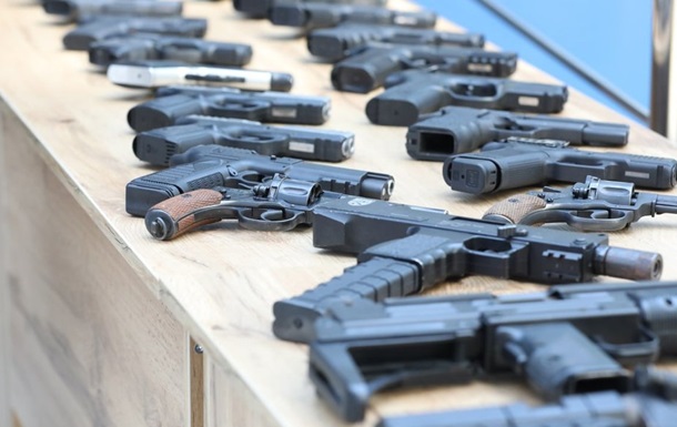 Поліція Маямі передала українським правоохоронцям зброю
