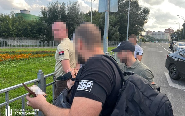 Допомагав ухилянтам втекти за кордон: голові ВЛК у Києві оголосили підозру