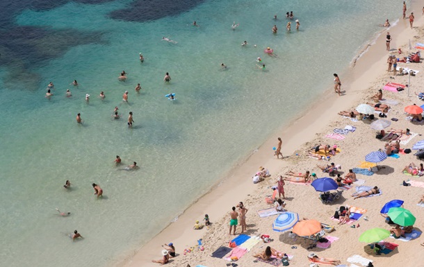 На пляжах Испании отпугивают иностранных туристов фейковыми объявлениями