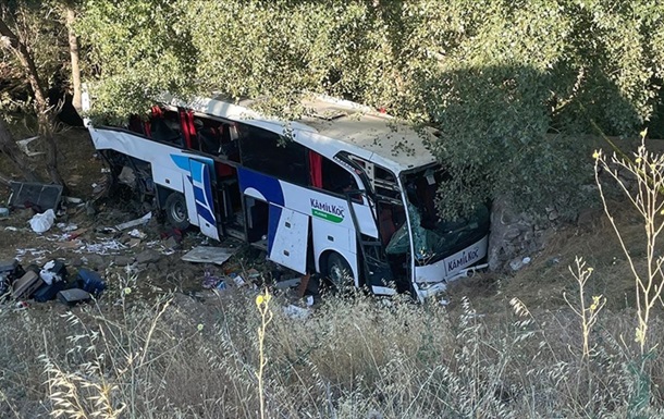 У Туреччині автобус впав в ущелину, 12 загиблих