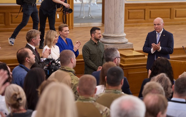 Зеленского встретили овациями в парламенте Дании