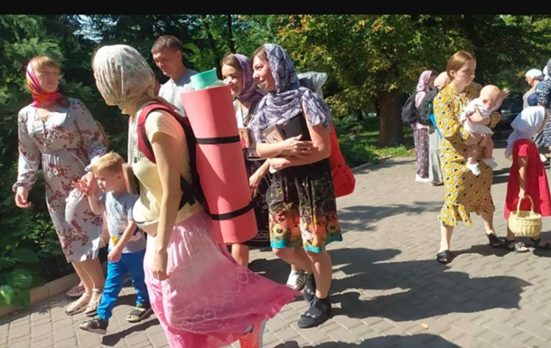 Попри заборону віряни УПЦ МП вирушили у хресний хід до Почаєва