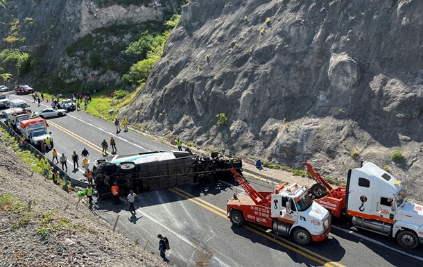 У Мексиці автобус врізався в вантажівку, 16 жертв