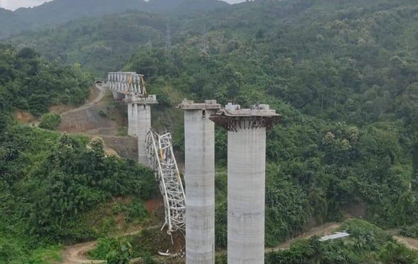 В Індії під час будівництва мосту стався обвал, багато жертв