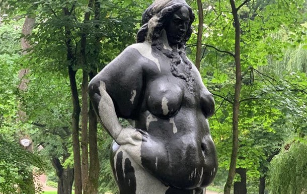 У Львові пошкодили cкандальну скульптуру жінки