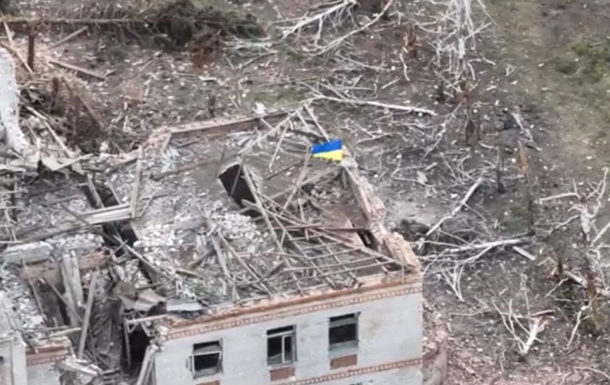 Soldiers of the Armed Forces of Ukraine set the flag of Ukraine in Rabotino