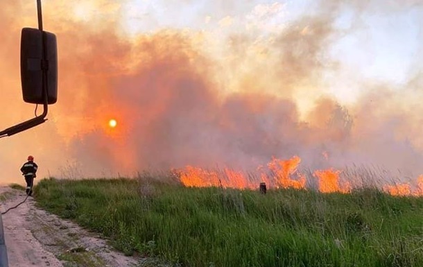 В Черниговской области из-за пожара сухой травы погиб мужчина