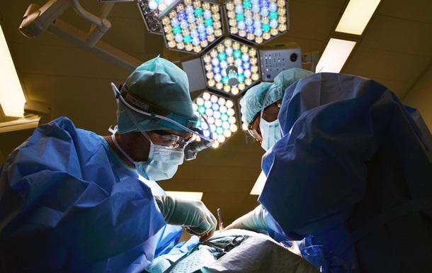 У Великій Британії провели першу трансплантацію матки