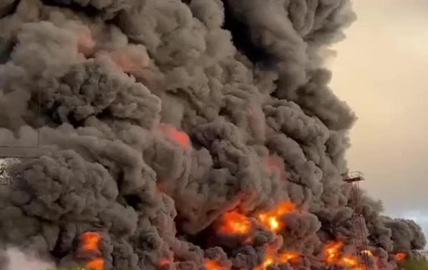 В Севастополе горели склады на базе - соцсети