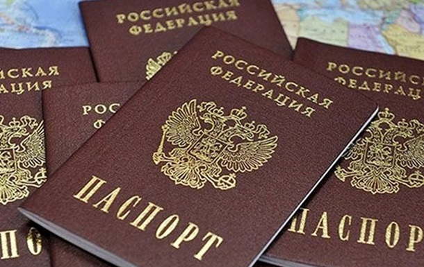 Окупанти пропонують гроші аби місцеві взяли паспорти РФ