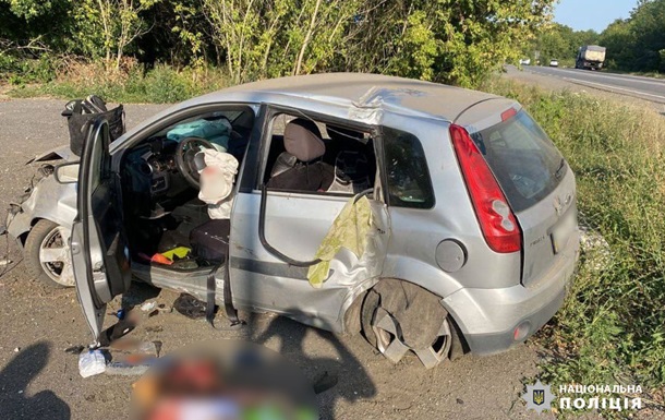 На Черкащині автомобіль в’їхав у дві електроопори: загинула дитина