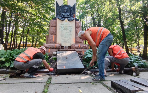 У парку Чернівців демонтують братську могилу генералів СРСР