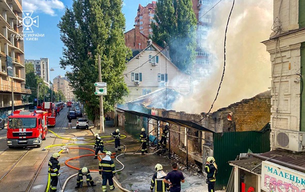 Спалахнула будівля в Шевченківському районі Києва