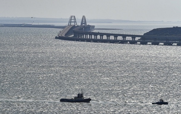 РФ топить судна для захисту Кримського мосту - ЗМІ
