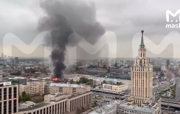 У Москві на Площі трьох вокзалів горять склади