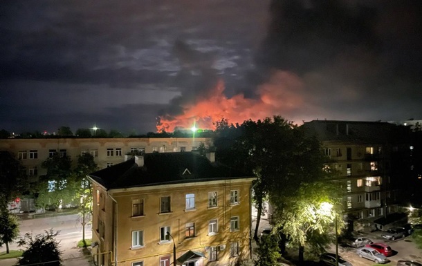 Аеродром у російському Пскові атакували дрони, здійнялася пожежа