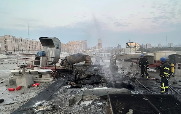 В Киеве обломки российской ракеты пробили крышу Ашана