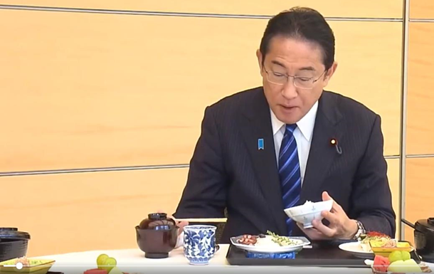 Прем єр Японії пообідав рибою з вод біля Фукусіми