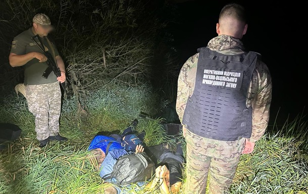 Пограничники задержали 18-летнего иностранца с двумя уклонистами