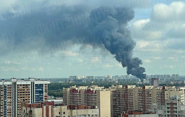 У Санкт-Петербурзі спалахнула пожежа на нафтобазі