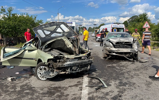 ДТП на Рівненщині: поранені 8 людей, є жертва
