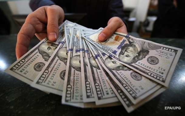 Українці стали активніше скуповувати валюту в банках 
