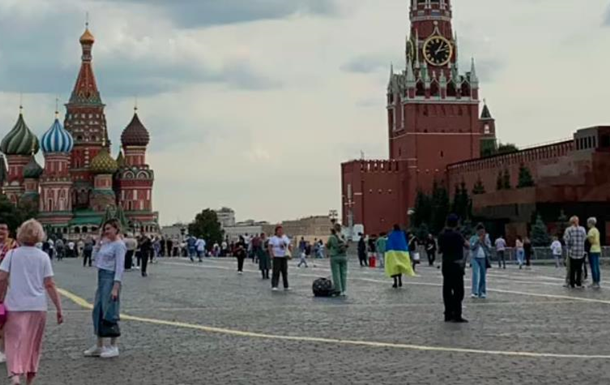 Біля Кремля затримали жінку, яка загорнулася у прапор України 