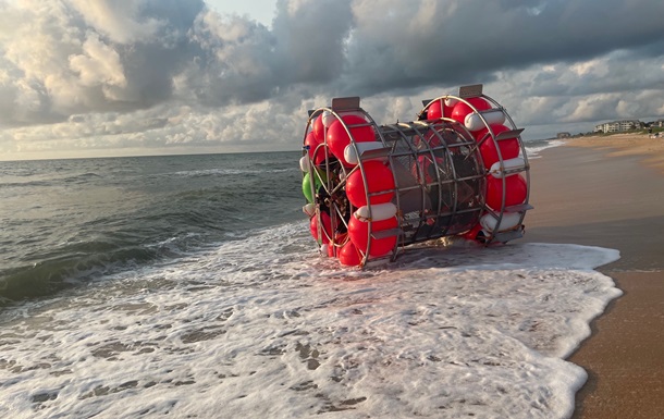 В США мужчина хотел пересечь Атлантический океан в  колесе для хомяка 