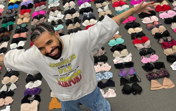 Рэпер Drake похвастался коллекцией бюстгальтеров, брошенных фанатками