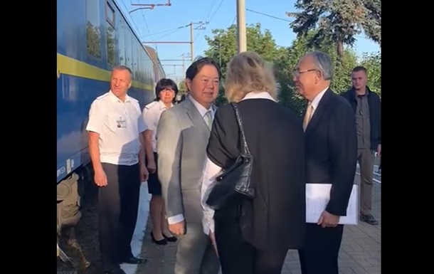 Голова МЗС Японії прибув до України