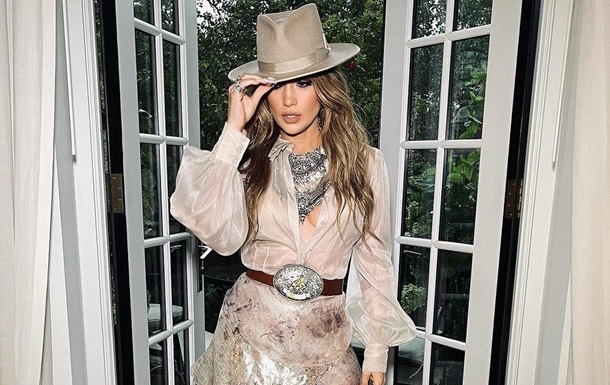 J.Lo attended a fashion show in a revealing look