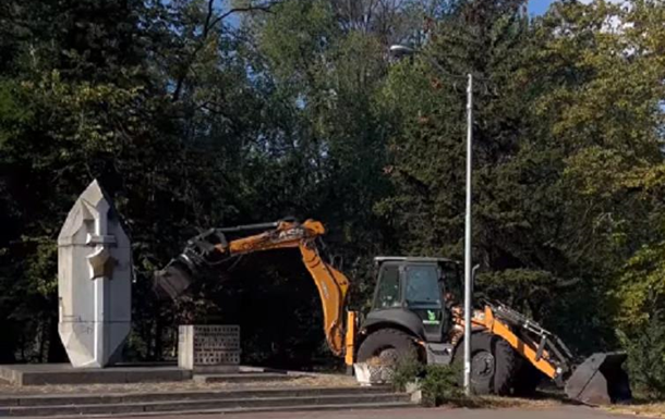 В Черкассах демонтировали памятник чекистам