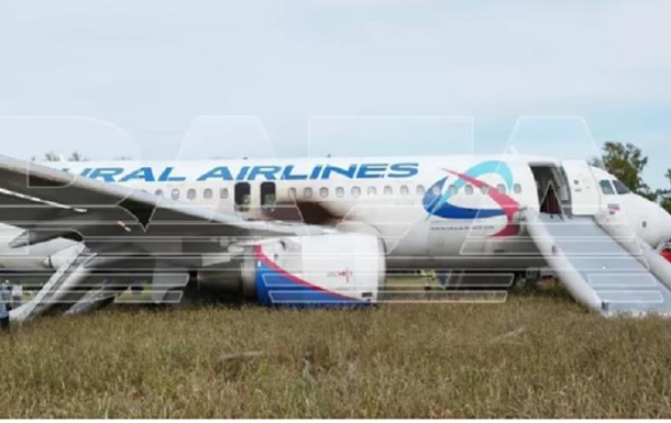 У РФ пасажирський літак екстрено сів у полі