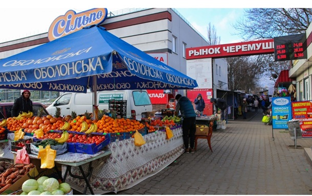 В Одесі на ринку чоловік зарізав пса. Фото 18+