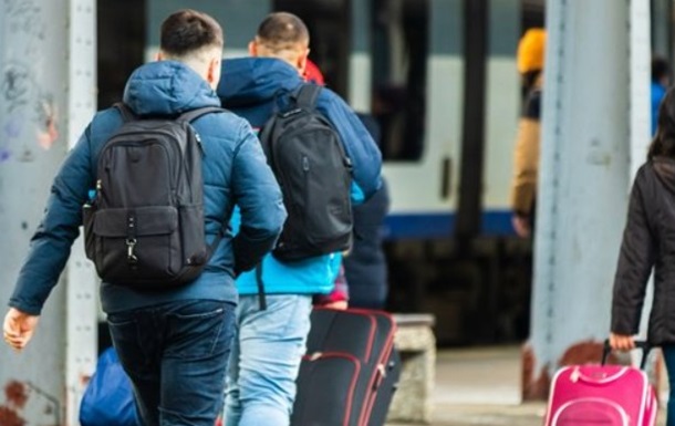 ЗМІ ідентифікували понад 2200 чоловіків, що втекли за кордон