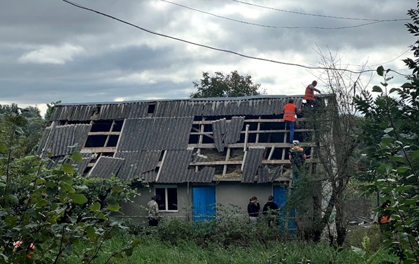 На Хмельниччині уламки збитого дрона пошкодили 12 будинків і школу