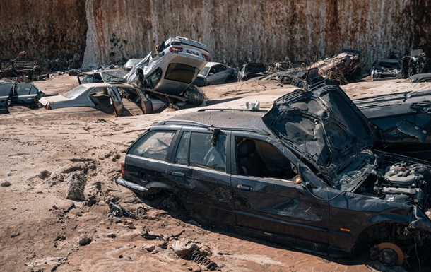 Thousands of dead and mass graves.  Floods in Libya