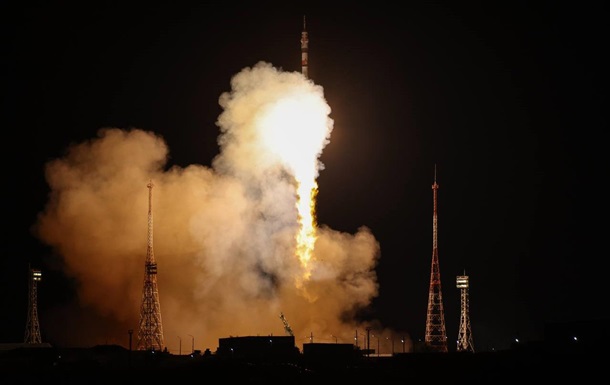 Russia launches a Soyuz rocket with a new ISS crew