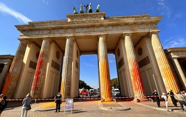 In Berlin, environmental activists poured paint over the Brandenburg Gate