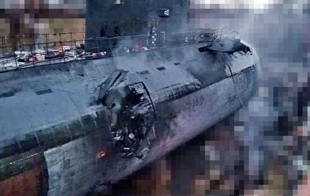 З’явилися фото пошкоджень субмарини РФ у Криму