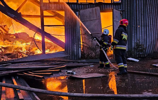 У Львові під завалами зруйнованого складу знайшли загиблого