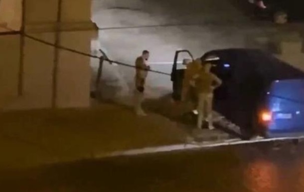 У Львівському ТЦК відреагували на відео з  побиттям чоловіка 