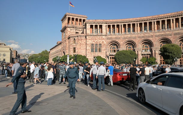 У Єревані мітингують, вимагаючи відставки Пашиняна